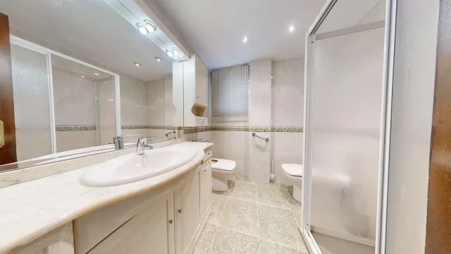 Piso de 72m2 útiles. Distribuido en tres dormitorios, salón, cocina, baño, despensa y amplio balcón — 15