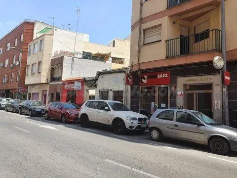 ¡Oportunidad en Almería! Piso Exterior para Reformar por Sol