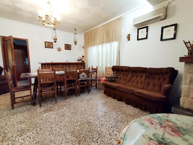 SE VENDE CHALET EN PARCELA URBANA EN LA ROMANA — 37