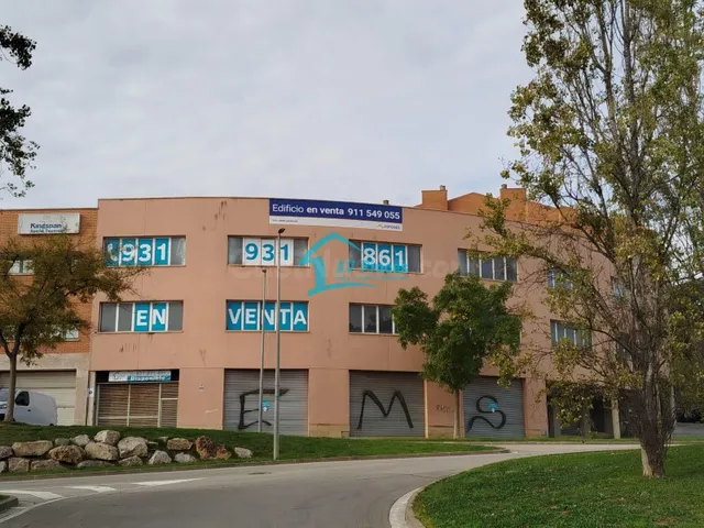 EDIFICIO DE OFICINAS EN VENTA, EN SANTA COLOMA DE CERVELLO