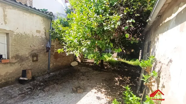 ¡OPORTUNIDAD! SOLAR URBANO CON PATIO Y COCHERA PRIVADA EN LE - foto 5
