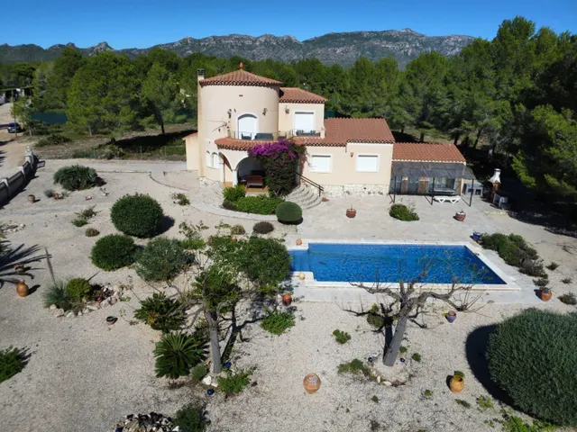 Chalet con piscina, gran parcela y licencia turística — 26