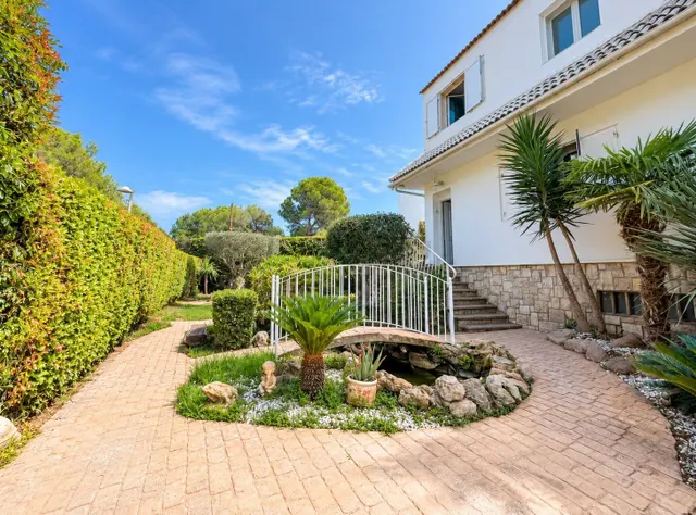 Chalet independiente con piscina privada y 6 dormitorios en La Cañada — 24