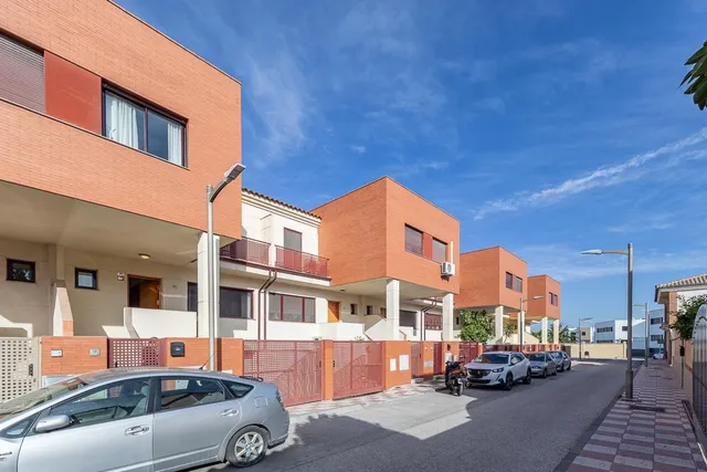 Amplia casa de 182 m2 con patio, gran sótano y a menos de 5 minutos del metro — 33