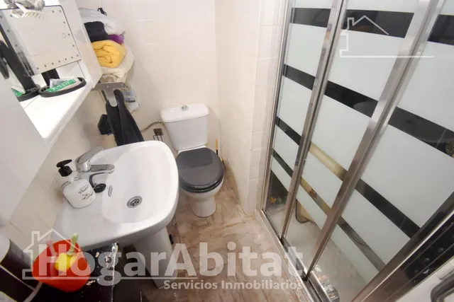 Disfruta de la luz natural y el encanto de vivir a un paso del centro en este acogedor piso con balcón — 23