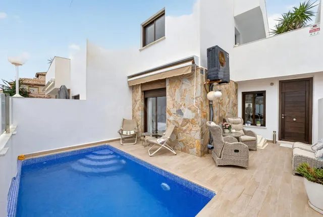 CASA ADOSADA CON PISCINA CLIMATIZADA PRIVADA Y SOLARIUM EN L
