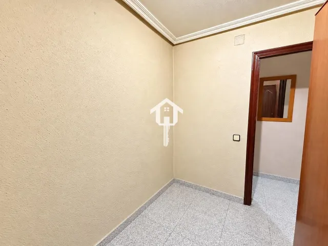 Piso para reformar en venta en Alicante. zona de los ángeles, 2 habitaciones, salón, baño con bañera, 50m2, segunda planta sin ascensor. — 13