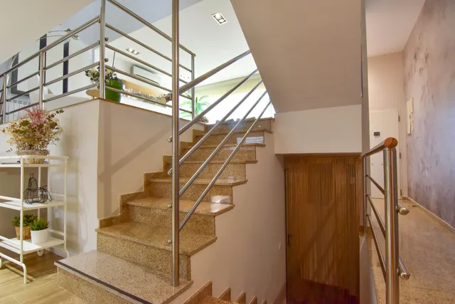 Moderna y seminueva casa en Paiporta en zona tranquila, sin finca delante — 10
