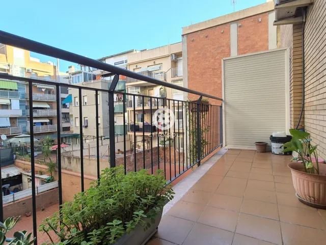 Dúplex con encanto de casa independiente, 4 dormitorios y terraza de 20 m2. — 26