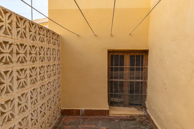 Casa de grandes dimensiones ubicada en la calle Duende, cerca de la Plaza del Conde Luque. — 44