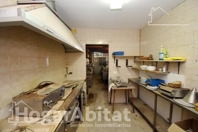 ESPACIOSA CASA CON LOCAL COMERCIAL, DOS TERRAZAS Y BALCÓN — 32