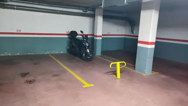 SE VENDE PLAZA DE GARAJE PARA MOTO EN ZONA NUEVO HOSPITAL — 8