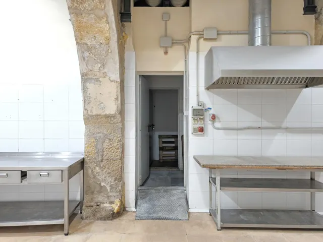 Local comercial con salida de humos en calle Nau, a escasos metros de la Catedral de Tarragona. — 9