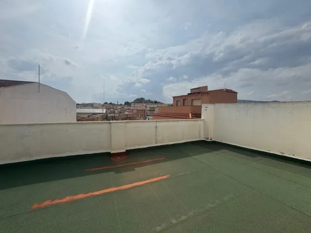 Edificio de dos apartamentos con terraza y garaje — 2