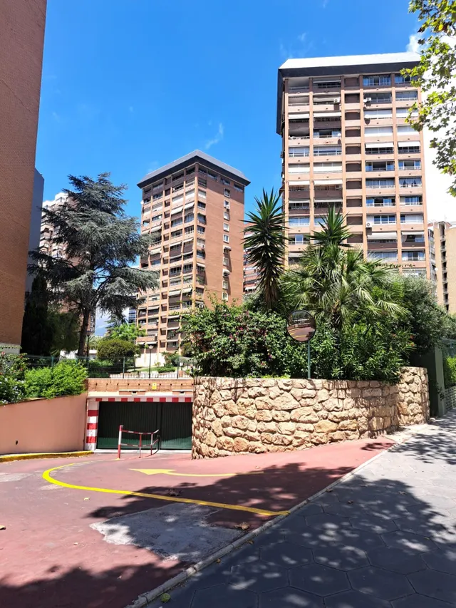 Amplio piso con 4 dormitorios y vistas al mar y Benidorm en zona Levante. — 41