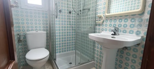 Piso de 3 dormitorios con piscina y garaje en urbanización cerca de la playa — 24