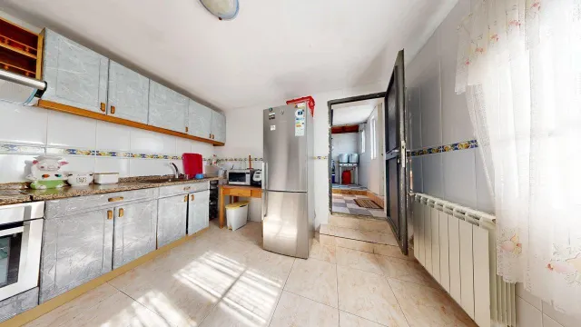 CASA UNIFAMILIAR de 170m2 útiles sobre parcela de 265m2. Distribuido en sótano con bodega, salón, cocina, dos baños, cuatro habitaciones y buhardilla diáfana — 12