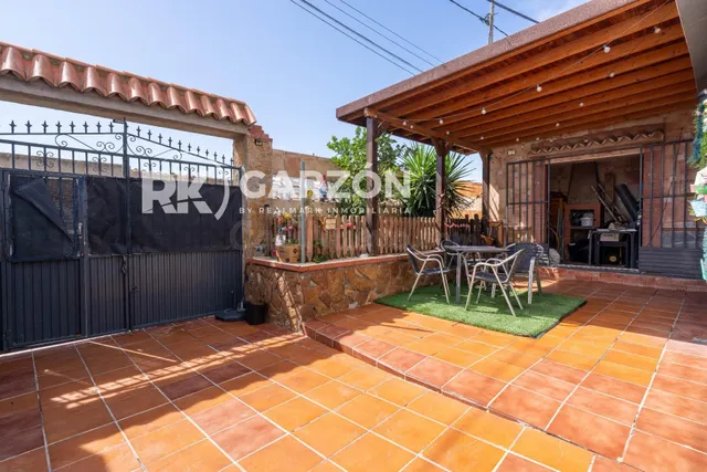 CASA CON PISCINA Y TERRAZA DE 200 M2 EN LA JUAIDA - foto 2