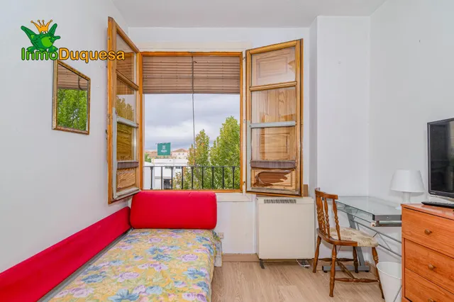 Piso de 4 dorm. con ascensor y Plaza de aparcamiento. Avda. de Madrid. — 16