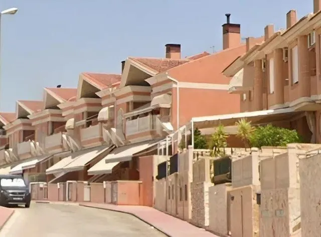 SE VENDE casa adosada OKUPA en C Juan Navarro Garcia, Dúple - foto 2
