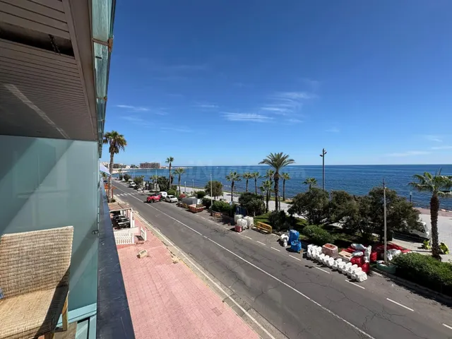 Apartamento moderno y espacioso en primera línea de mar junto a Playa del Cura. ¡3 dormitorios, 2 baños, balcón con vistas al mar (sureste) y piscina comunitaria! — 4