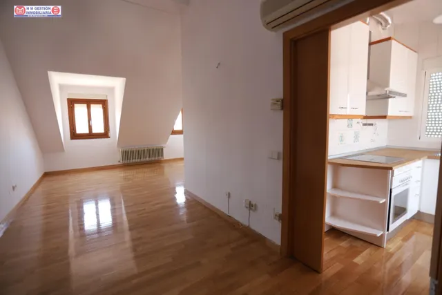 Ático de un dormitorio con aire acondicionado calefacción por  gas, baño y aseo, terraza exterior y plaza de garaje. — 11
