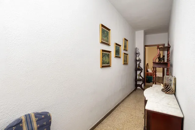 Camino de Ronda. Piso en planta alta con 5 dormitorios, garaje y trastero, calefacción central. — 21