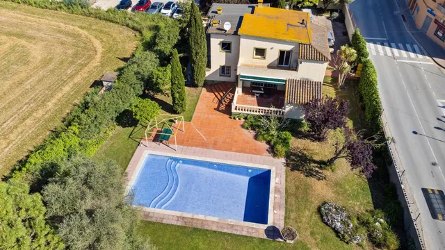 Villa con enorme jardín y piscina en pleno centro, a 5 minutos de la playa — 48