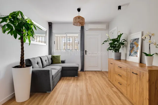 Casa adosada reformada con terraza y piscina comunitaria en  - foto 4