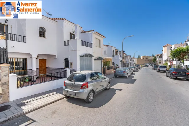 CASA ADOSADA EN MOTRIL — 46