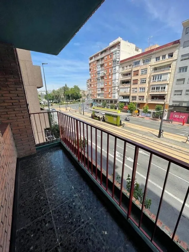 Piso amueblado de 4 dormitorios en Ronda de Levante. — 12