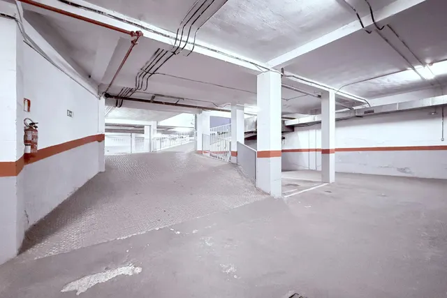 Este no es un aparcamiento cualquiera; es el mítico Garaje Villafontana. — 13