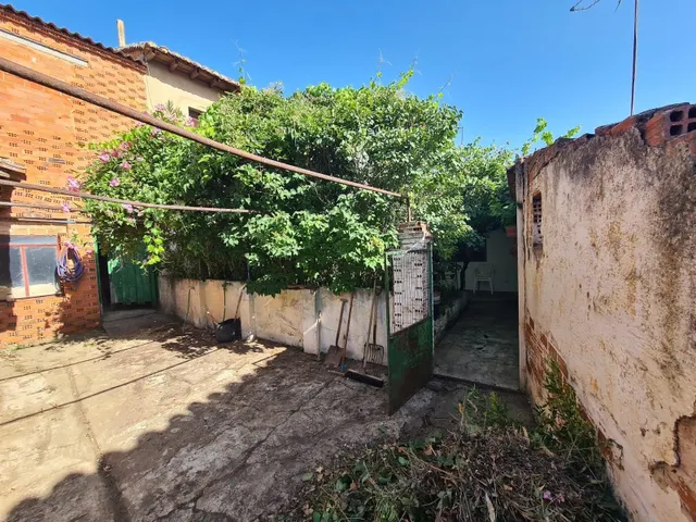 SE VENDE CASA EN VALENCIA DE DON JUAN, 2 PLANTAS, COCHERA, MERENDERO, MUCHAS POSIBILIDADES — 4