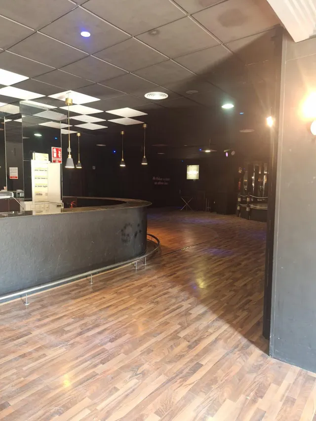 Esta es tu oportunidad de tener la mejor discoteca de la Vega Baja (Cox-Albatera) . Discoteca con Piscina , Jardines  , Cabañas Vip , Sala interior . Con un total de  3000 m2  totalmente montados , c — 8