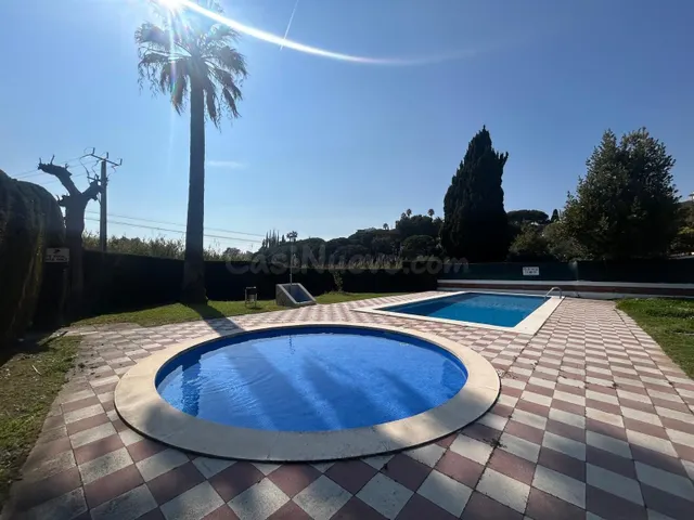 Bonita casa adosada en venta en la urbanización Els Llorers,