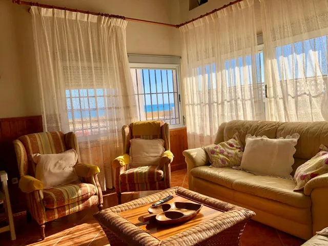 Villa en Guardamar. Primera línea con acceso directo a la playa — 7