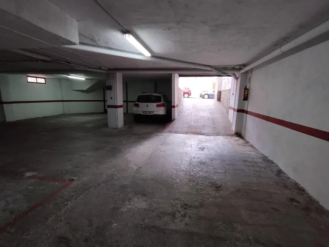 Se vende plaza de garaje para coche pequeño, cerca del paseo marítimo, en Torrevieja. — 6