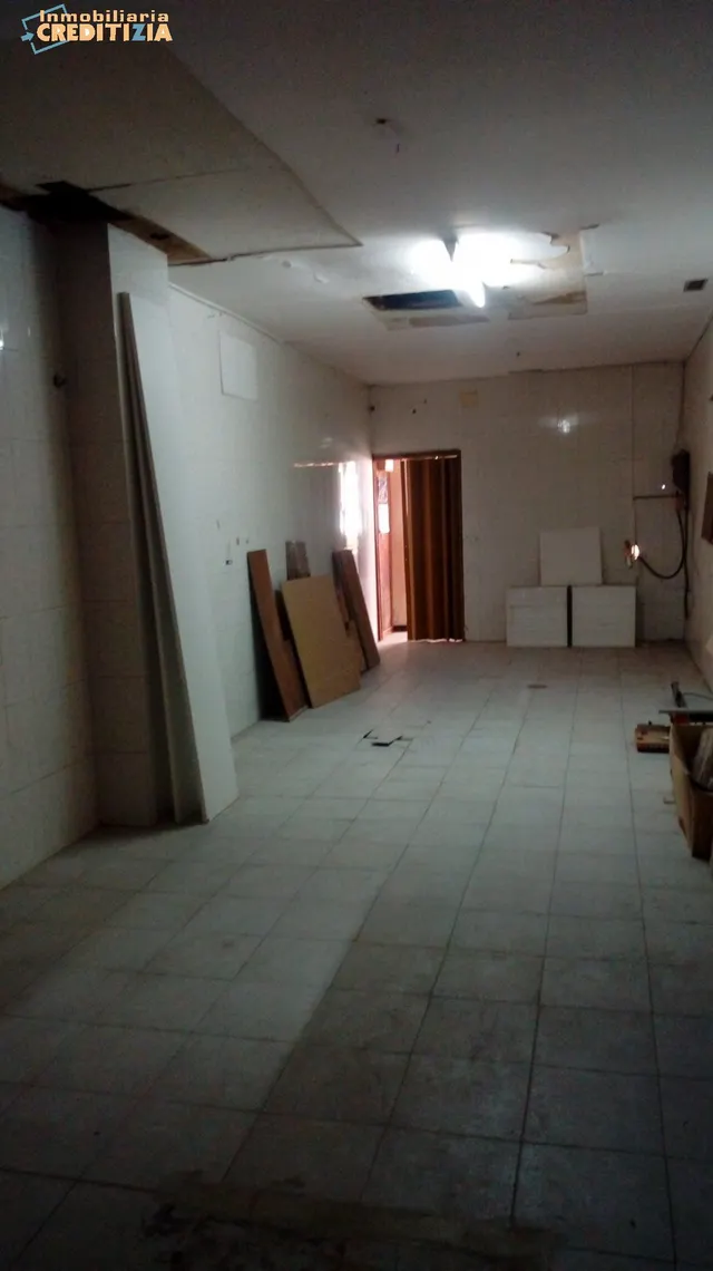 LOCAL DE 300M — 9