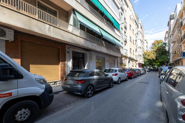Local comercial junto a calle Alhamar. Ideal para oficina, despacho o almacén. Muy económico — 14
