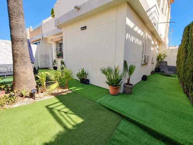 Dúplex en esquina con piscina comunitara  de 3 dormitorios con amplia terraza y patio — 2