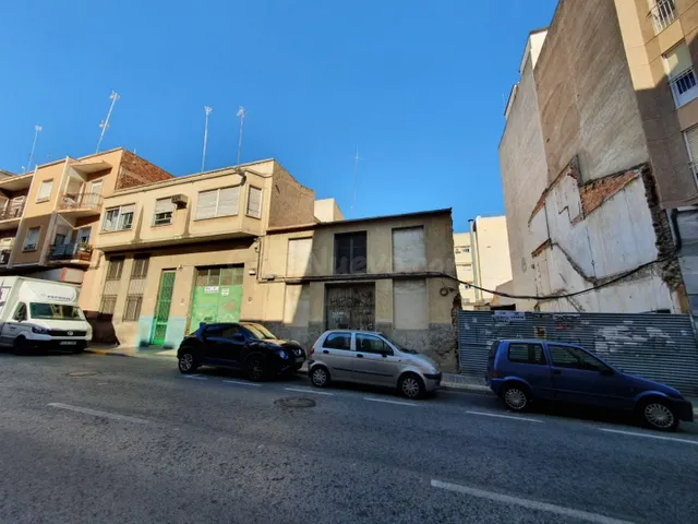 CASA SOLAR BIEN SITUADO DE 728 M2 - foto 2