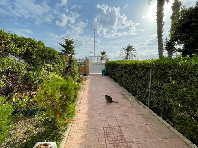 CHALET EN PRIMERA LÍNEA — 28