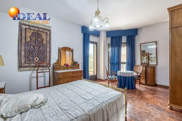 Pisazo en paseo del salón - Granada — 17