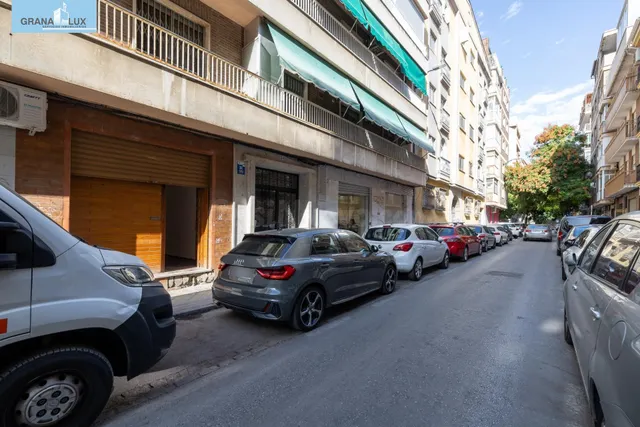 Local comercial junto a calle Alhamar. Ideal para oficina, d