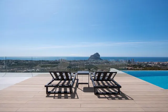 Villa de reciente construcción con vistas panorámicas — 23