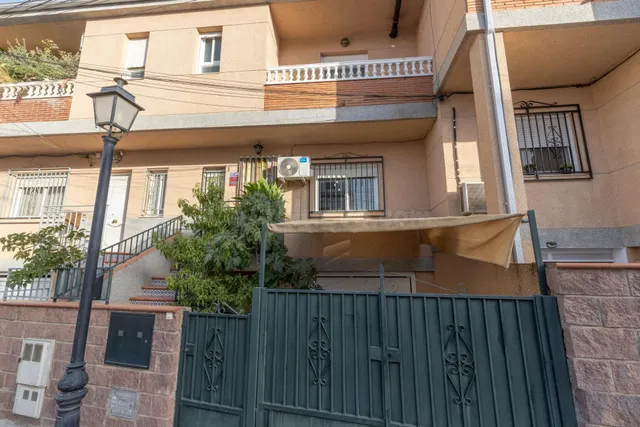 PRECIOSO ADOSADO CON PATIO, TERRAZA, COCHERA Y ESTUFA DE LEÑA EN LAS GABIAS (GRANADA) — 2