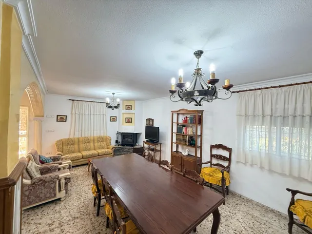 Encantador Chalet en Crevillente con Amplio Terreno y Piscina Propia — 4