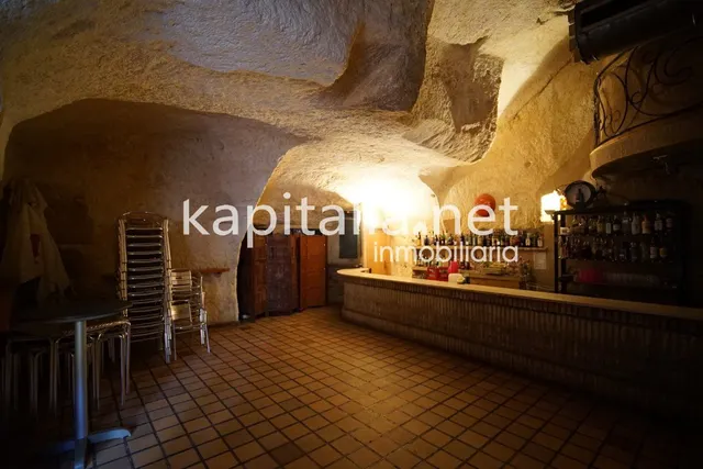 Bar en la emblemática población de Bocairent. — 34