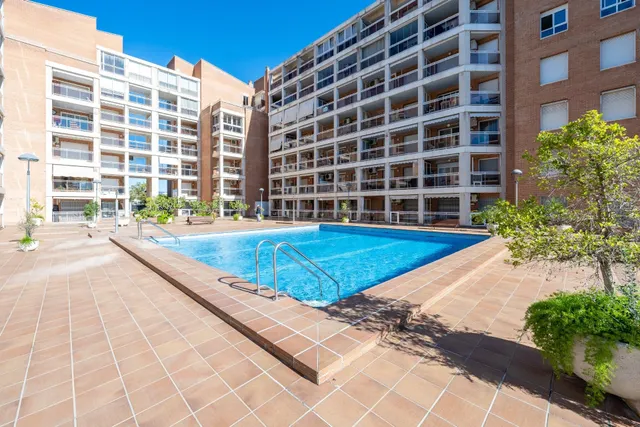 Piso con terraza, piscina y ascensor en Vinyols i els Arcs |