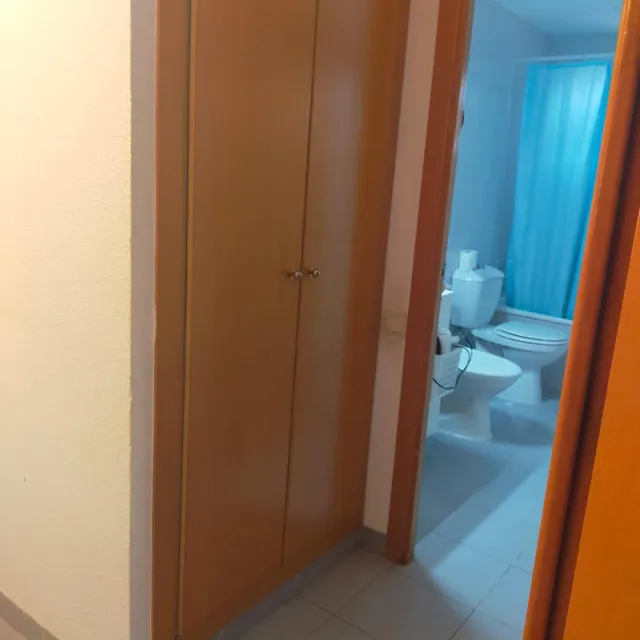 Piso de 3 dormitorios con cocina-comedor abierta y barra americana — 11